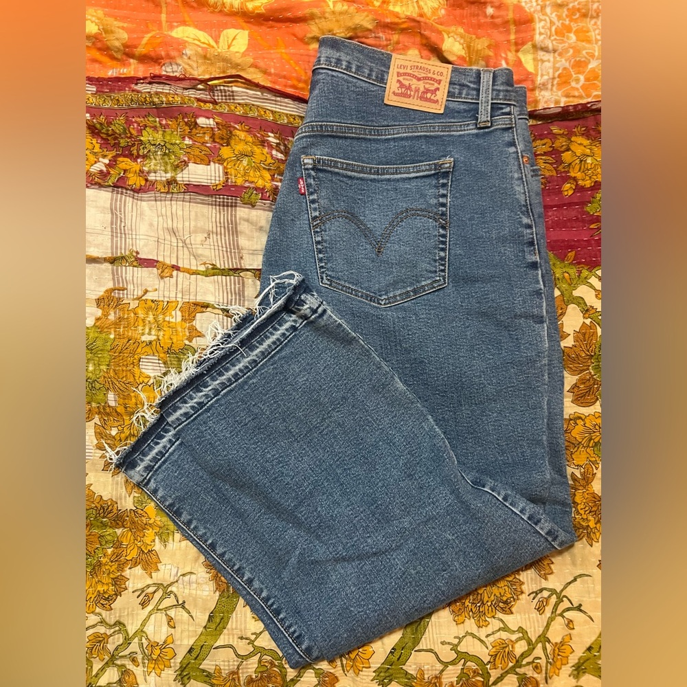 Levi's Blue Denim Jeans- wedgie style, ankle length